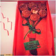 7 HERMOSAS ROSAS CON FROSTING Y RELLENAS DEL COLOR QUE TU QUIERAS ( CON AZUCAR)